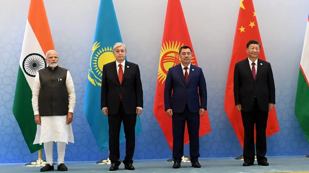 Narendra Modi with leaders of Kazakhstan, Kyrgyzstan and China in front of flags at an SCO summit