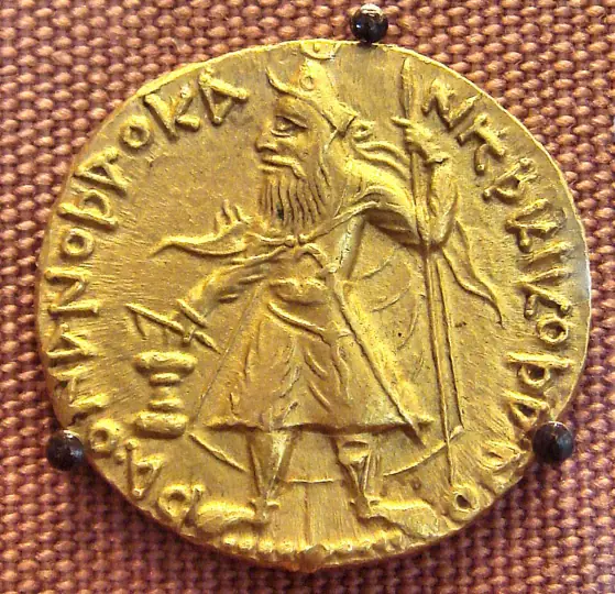Gold coin of Kanishka, showing the king at a fire altar in Central Asian dress