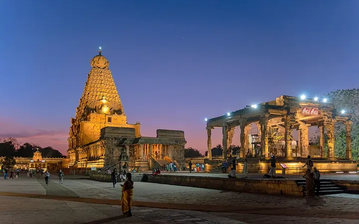 The Brihadishvara temple, Thanjavur, completed under Rajaraja I in 1010 CE. The pillared Nandi